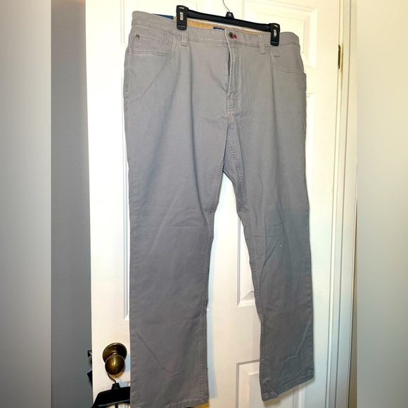 IZOD Men’s Gray Pants Size 38x32 Straight Fit Casual NWT Twill Chino Flat Front - Picture 1 of 9